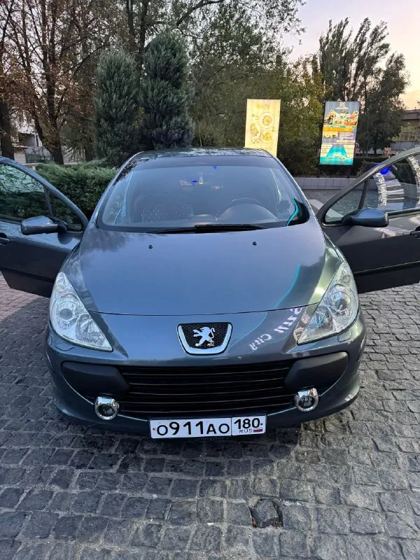 Продам свое peugeot 307 год выпуска:2005 пробег:280т продам свой автомобиль peugeot 307 1,6 109л. 2005года рестайлинг. машина в хорошем состоянии, масло в двигателе и коробке от замены до замены, все расходники меняются вовремя. машина каждый день на ходу. установлена сигнализация с автоподзаводом, большой монитор, камера заднего вида. по кузову есть небольшие царапки, в целом смотрится круто. все вопросы по телефону +79493339434 ксения осмотр г. донецк. цена 440тыс. торг у капота 📞 звоните: +7(949)3339434 - фотография - 2