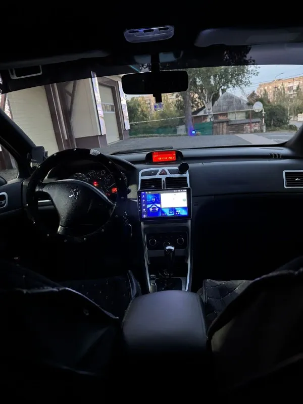 Продам свое peugeot 307 год выпуска:2005 пробег:280т продам свой автомобиль peugeot 307 1,6 109л. 2005года рестайлинг. машина в хорошем состоянии, масло в двигателе и коробке от замены до замены, все расходники меняются вовремя. машина каждый день на ходу. установлена сигнализация с автоподзаводом, большой монитор, камера заднего вида. по кузову есть небольшие царапки, в целом смотрится круто. все вопросы по телефону +79493339434 ксения осмотр г. донецк. цена 440тыс. торг у капота 📞 звоните: +7(949)3339434 - фотография - 4