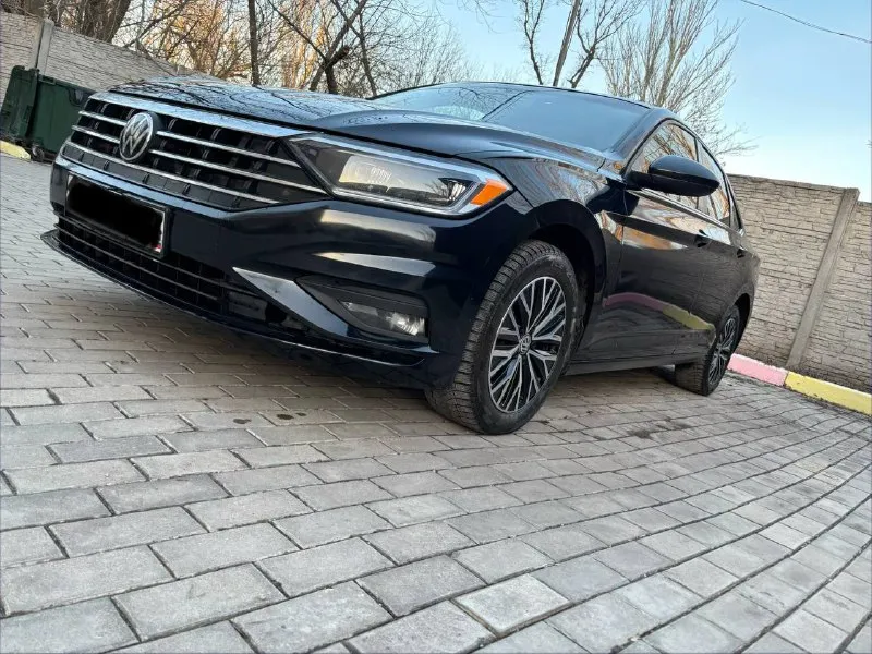 Продам volkswagen jetta 7 (2021) 1 720 000 ₽ 1.4t мотор, 147 л. с. 8 ст aisin пробег: 106 000 км. комлпектация: кондиционер, датчик слепых зон, предотвращение столкновения, датчик света, двухцветный кожаный салон, камера заднего вида, подогрев зеркал, круиз контроль. мультимедия: carplay, androidauto, bluetooth. звоните в любое удобное для вас время. осмотр г. донецк +7 949 441 39 85 - фотография - 1