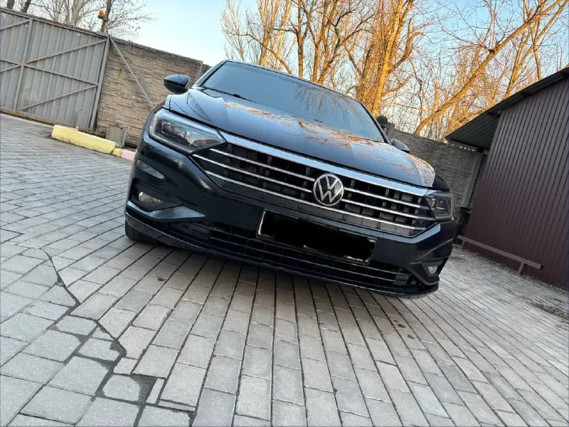 Продам volkswagen jetta 7 (2021) 1 720 000 ₽ 1.4t мотор, 147 л. с. 8 ст aisin пробег: 106 000 км. комлпектация: кондиционер, датчик слепых зон, предотвращение столкновения, датчик света, двухцветный кожаный салон, камера заднего вида, подогрев зеркал, круиз контроль. мультимедия: carplay, androidauto, bluetooth. звоните в любое удобное для вас время. осмотр г. донецк +7 949 441 39 85 - фотография - 2