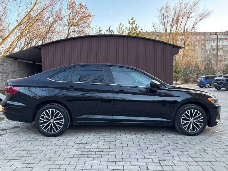 Продам volkswagen jetta 7 (2021) 1 720 000 ₽ 1.4t мотор, 147 л. с. 8 ст aisin пробег: 106 000 км. комлпектация: кондиционер, датчик слепых зон, предотвращение столкновения, датчик света, двухцветный кожаный салон, камера заднего вида, подогрев зеркал, круиз контроль. мультимедия: carplay, androidauto, bluetooth. звоните в любое удобное для вас время. осмотр г. донецк +7 949 441 39 85 - фотография - 3