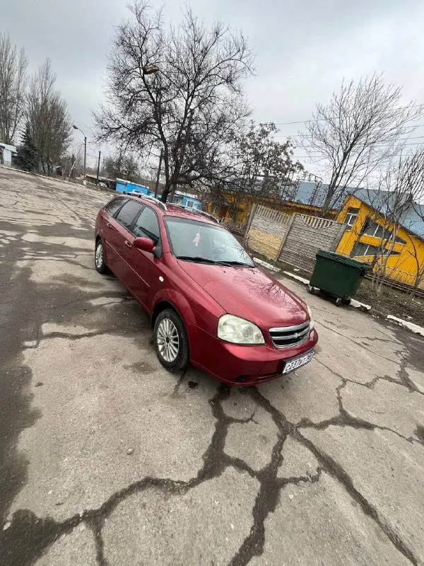 Собственник !!! продам лачетти 2007 года в кузове универсал. объем двигателя 1.6 пробег 269000 км ( ничего никогда не крутили) по факту 2 владелец 90% машины в родном окрасе присутствуют царапинки и другие следы эксплуатации. кондёр обслужен и работает. печка дует, подогревы работают. салон нормальный машина на ходу каждый день. перекупы не беспокойте, за 500 не продам. с продажей не спешу. цена 585000 торг будет реальному покупателю всем удачных продаж и покупок! +79497956303 +79493903302 г. донецк - фотография - 2