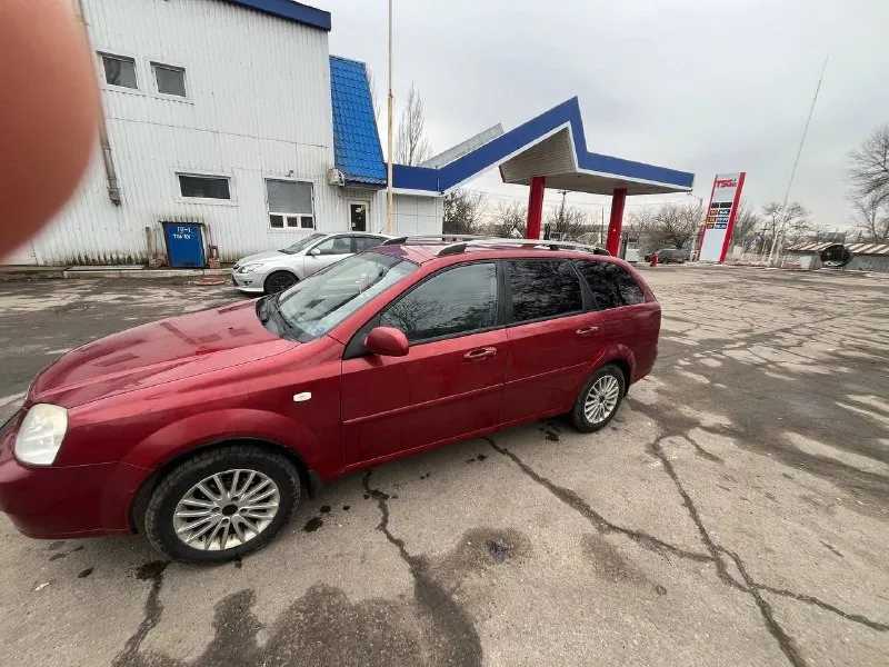 Собственник !!! продам лачетти 2007 года в кузове универсал. объем двигателя 1.6 пробег 269000 км ( ничего никогда не крутили) по факту 2 владелец 90% машины в родном окрасе присутствуют царапинки и другие следы эксплуатации. кондёр обслужен и работает. печка дует, подогревы работают. салон нормальный машина на ходу каждый день. перекупы не беспокойте, за 500 не продам. с продажей не спешу. цена 585000 торг будет реальному покупателю всем удачных продаж и покупок! +79497956303 +79493903302 г. донецк - фотография - 3