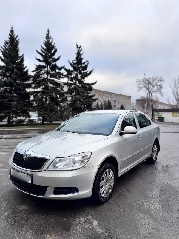 ✅в продаже skoda octavia a5 1.6 автомат aisin пробег 186.000км эксплуатация в одной семье! модельный год: 2012( и эксплуатация с февраля 2012) дата производства: 09.12.2011 без дтп без выплат без юридических лиц без юридических рисков не такси абсолютно без каких либо повреждений! без рыжиков и гнили! все стёкла родные! вложений не требует абсолютно никаких! на самом надёжном и настоящим автомате не дсг!!!!! в красивом цвете( не белая ) ✅очень хорошая комплектация с кондиционером, и всем необходимым, авто запуск с двух ключей, в авто 3 заводских ключа, хорошая мультимедиа на стекле заднего вида! вся электрика работает отлично! предпоследняя комплектация! (на таком моторе) 📋полный пакет кристально чистых документов! 🧑‍🧑‍🧒‍🧒авто семейное очень вместительное и мягенькая, очень комфортный автомобиль 🎁цена 875.000( разумный торг) также расматрю обмен по всем вопросам обращайтесь ☎️ +7 (949) 449-59-51 +7 (949) 563-98-77 📞 звоните: +7(949)4495951 - фотография - 2