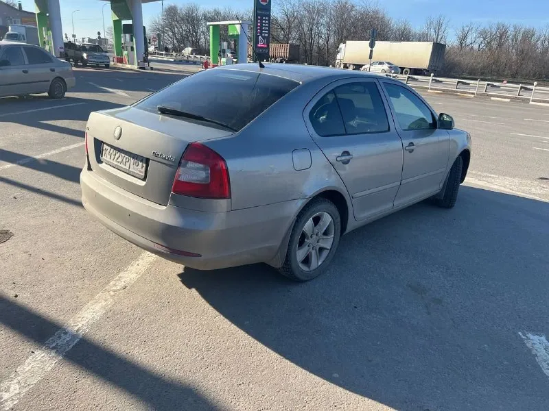 Skoda octavia 1.4 amt, 2011. автомобиль в отличном состоянии, двигатель работает отлично, коробка листает без нареканий, была замена цепи. по подвеске без постороних шумов. кузов тоже выглядит отлично. два комплектa ключей, пaрктрoники. комплектация очень хорошая. ошибок ваобще нет. кузов проктически в родном окрасе. стекла в круг родные. цена 780.000 руб. +79493082623 📲 tg: брюс брюс 📞 звоните: +7(949)3082623 - фотография - 2