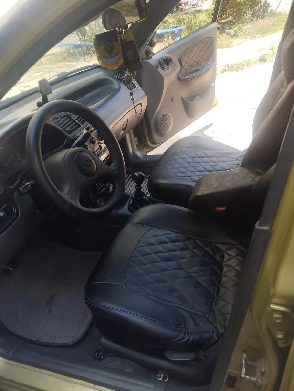 Daewoo lanos 2007-йгод 1.5л, мкпп, 86л. с 3 владелец покупалась новая в автосалоне в 2007 г. пробег 221000 из дефектов часть капота на него уступлю без дтп в родной окраске, ремонт производился частично, своевременно. стойки новые, тормозные диски новые, рейка новая, музыка, коробка работает отлично, мотор работает тихо, резина новая, бампер покрашен, новые туманки, новые фары. продажа по причине, покупки нового авто. техническое состояние достойное! 2 электро стеклоподъёмника печка греет отлично. любые проверки, видео и т д. авто в личном пользовании был постоянно!!!телефон +79591556341 321.000 +торг 📞 звоните: +7(959)1556341 - фотография - 4