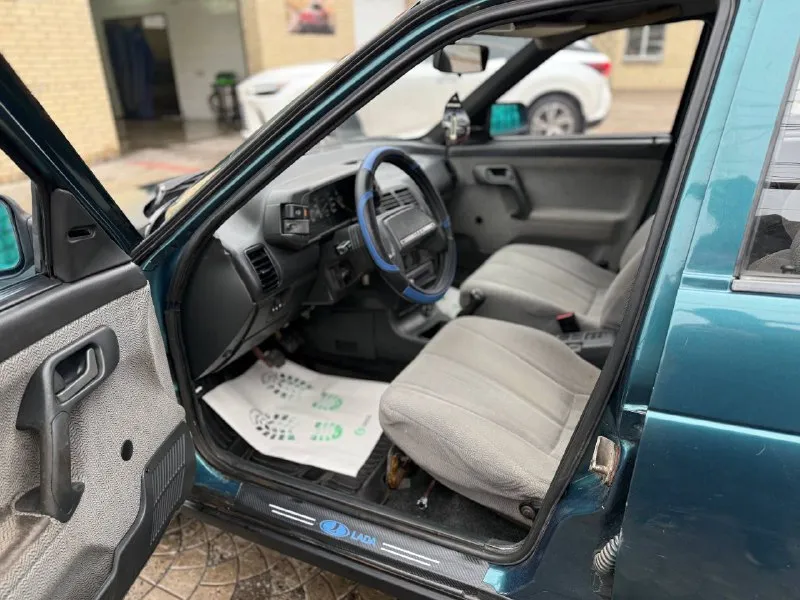 Продам ваз 2110 2002 год один собственник с автосалона куплено была при украине зелёная автотека) родной пробег 230 тыщ по технической части абсолютно без нареканий мотор после капремонта с документами полный порядок любой вид переоформление автомобиль находится город донецк калининский район звоните в любое время отвечу на все ваши вопросы цена за автомобиль 195000 руб торг возле капота 📲 телефона +79496358755 - фотография - 7