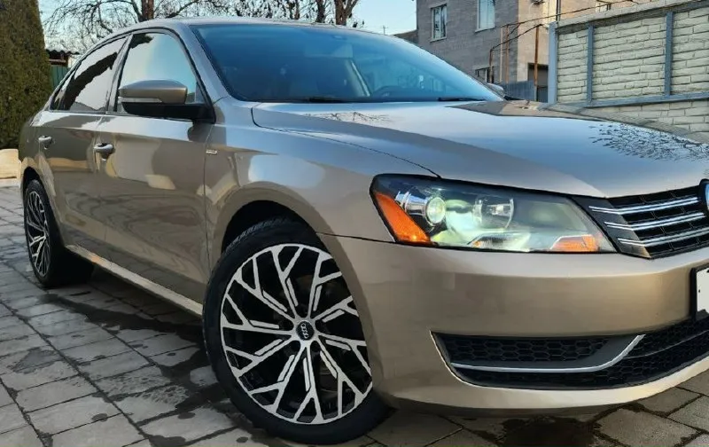 Пассат в отличном состоянии. 2014г. выпуска, двигатель 1.8, пробег 270т. коробка автомат(aisin). делать ни чего не нужно. двигатель не мыл, весь сухой, без подтёков, без посторонних звуков, масло только заменил, коробка не буксует, не пинает, ходовая без посторонних звуков, салон чистый, не затёртый, кожа, обогрев сидений, кондиционер работает, диски с резиной новые, не битые, без бардюрки, без ремонтов и проколов, лобовое родное, без трещин. сделаны фары, в отличии от заводского света, небо и земля( билед). по америке ни чего серьёзного, есть фото. оформление в мрэо со мной. цена 1.1🍋 г. горловка +79892104090 📞 звоните: +7(989)2104090 - фотография - 1