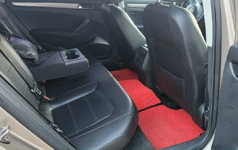 Пассат в отличном состоянии. 2014г. выпуска, двигатель 1.8, пробег 270т. коробка автомат(aisin). делать ни чего не нужно. двигатель не мыл, весь сухой, без подтёков, без посторонних звуков, масло только заменил, коробка не буксует, не пинает, ходовая без посторонних звуков, салон чистый, не затёртый, кожа, обогрев сидений, кондиционер работает, диски с резиной новые, не битые, без бардюрки, без ремонтов и проколов, лобовое родное, без трещин. сделаны фары, в отличии от заводского света, небо и земля( билед). по америке ни чего серьёзного, есть фото. оформление в мрэо со мной. цена 1.1🍋 г. горловка +79892104090 📞 звоните: +7(989)2104090 - фотография - 10