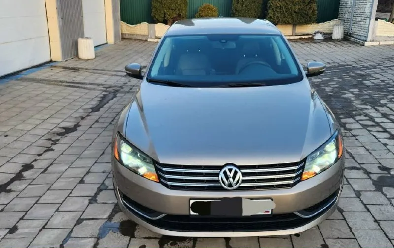 Пассат в отличном состоянии. 2014г. выпуска, двигатель 1.8, пробег 270т. коробка автомат(aisin). делать ни чего не нужно. двигатель не мыл, весь сухой, без подтёков, без посторонних звуков, масло только заменил, коробка не буксует, не пинает, ходовая без посторонних звуков, салон чистый, не затёртый, кожа, обогрев сидений, кондиционер работает, диски с резиной новые, не битые, без бардюрки, без ремонтов и проколов, лобовое родное, без трещин. сделаны фары, в отличии от заводского света, небо и земля( билед). по америке ни чего серьёзного, есть фото. оформление в мрэо со мной. цена 1.1🍋 г. горловка +79892104090 📞 звоните: +7(989)2104090 - фотография - 2