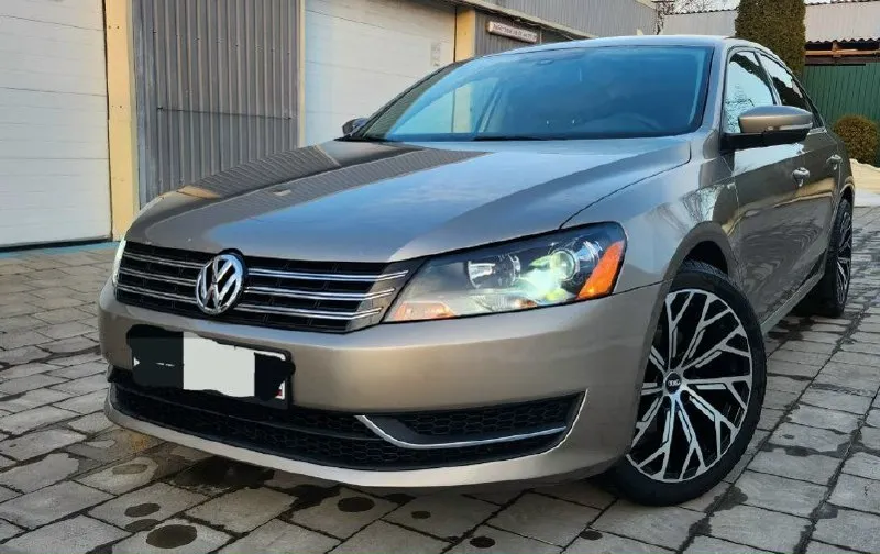 Пассат в отличном состоянии. 2014г. выпуска, двигатель 1.8, пробег 270т. коробка автомат(aisin). делать ни чего не нужно. двигатель не мыл, весь сухой, без подтёков, без посторонних звуков, масло только заменил, коробка не буксует, не пинает, ходовая без посторонних звуков, салон чистый, не затёртый, кожа, обогрев сидений, кондиционер работает, диски с резиной новые, не битые, без бардюрки, без ремонтов и проколов, лобовое родное, без трещин. сделаны фары, в отличии от заводского света, небо и земля( билед). по америке ни чего серьёзного, есть фото. оформление в мрэо со мной. цена 1.1🍋 г. горловка +79892104090 📞 звоните: +7(989)2104090 - фотография - 3