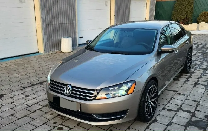 Пассат в отличном состоянии. 2014г. выпуска, двигатель 1.8, пробег 270т. коробка автомат(aisin). делать ни чего не нужно. двигатель не мыл, весь сухой, без подтёков, без посторонних звуков, масло только заменил, коробка не буксует, не пинает, ходовая без посторонних звуков, салон чистый, не затёртый, кожа, обогрев сидений, кондиционер работает, диски с резиной новые, не битые, без бардюрки, без ремонтов и проколов, лобовое родное, без трещин. сделаны фары, в отличии от заводского света, небо и земля( билед). по америке ни чего серьёзного, есть фото. оформление в мрэо со мной. цена 1.1🍋 г. горловка +79892104090 📞 звоните: +7(989)2104090 - фотография - 4