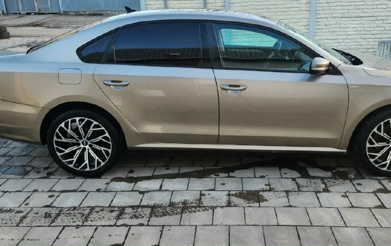 Пассат в отличном состоянии. 2014г. выпуска, двигатель 1.8, пробег 270т. коробка автомат(aisin). делать ни чего не нужно. двигатель не мыл, весь сухой, без подтёков, без посторонних звуков, масло только заменил, коробка не буксует, не пинает, ходовая без посторонних звуков, салон чистый, не затёртый, кожа, обогрев сидений, кондиционер работает, диски с резиной новые, не битые, без бардюрки, без ремонтов и проколов, лобовое родное, без трещин. сделаны фары, в отличии от заводского света, небо и земля( билед). по америке ни чего серьёзного, есть фото. оформление в мрэо со мной. цена 1.1🍋 г. горловка +79892104090 📞 звоните: +7(989)2104090 - фотография - 5