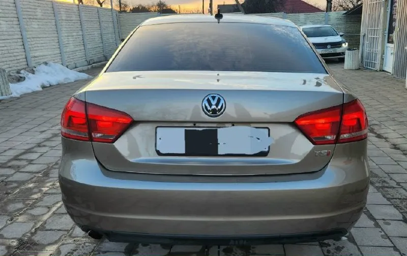 Пассат в отличном состоянии. 2014г. выпуска, двигатель 1.8, пробег 270т. коробка автомат(aisin). делать ни чего не нужно. двигатель не мыл, весь сухой, без подтёков, без посторонних звуков, масло только заменил, коробка не буксует, не пинает, ходовая без посторонних звуков, салон чистый, не затёртый, кожа, обогрев сидений, кондиционер работает, диски с резиной новые, не битые, без бардюрки, без ремонтов и проколов, лобовое родное, без трещин. сделаны фары, в отличии от заводского света, небо и земля( билед). по америке ни чего серьёзного, есть фото. оформление в мрэо со мной. цена 1.1🍋 г. горловка +79892104090 📞 звоните: +7(989)2104090 - фотография - 7