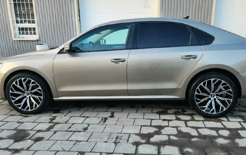 Пассат в отличном состоянии. 2014г. выпуска, двигатель 1.8, пробег 270т. коробка автомат(aisin). делать ни чего не нужно. двигатель не мыл, весь сухой, без подтёков, без посторонних звуков, масло только заменил, коробка не буксует, не пинает, ходовая без посторонних звуков, салон чистый, не затёртый, кожа, обогрев сидений, кондиционер работает, диски с резиной новые, не битые, без бардюрки, без ремонтов и проколов, лобовое родное, без трещин. сделаны фары, в отличии от заводского света, небо и земля( билед). по америке ни чего серьёзного, есть фото. оформление в мрэо со мной. цена 1.1🍋 г. горловка +79892104090 📞 звоните: +7(989)2104090 - фотография - 8