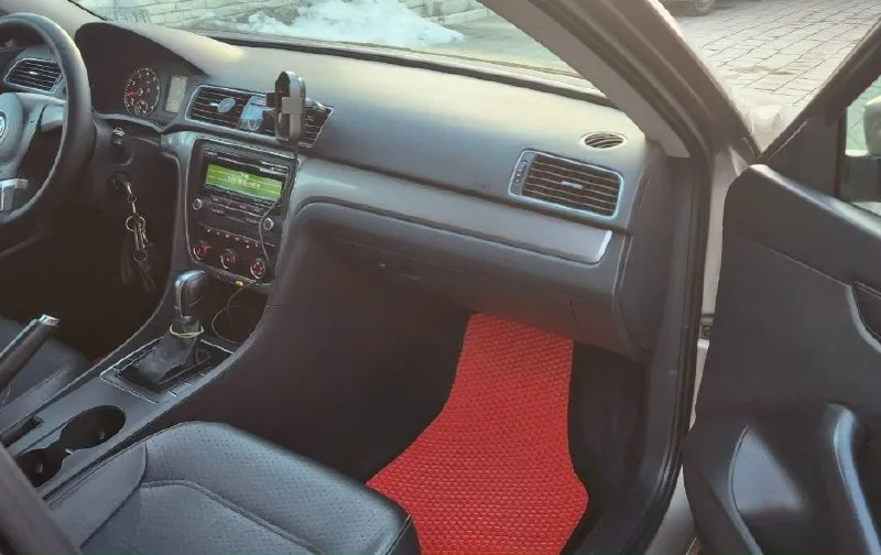 Пассат в отличном состоянии. 2014г. выпуска, двигатель 1.8, пробег 270т. коробка автомат(aisin). делать ни чего не нужно. двигатель не мыл, весь сухой, без подтёков, без посторонних звуков, масло только заменил, коробка не буксует, не пинает, ходовая без посторонних звуков, салон чистый, не затёртый, кожа, обогрев сидений, кондиционер работает, диски с резиной новые, не битые, без бардюрки, без ремонтов и проколов, лобовое родное, без трещин. сделаны фары, в отличии от заводского света, небо и земля( билед). по америке ни чего серьёзного, есть фото. оформление в мрэо со мной. цена 1.1🍋 г. горловка +79892104090 📞 звоните: +7(989)2104090 - фотография - 9