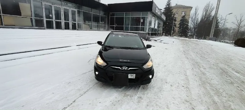 Hyundai solaris 2013г 1,6 механика 186т км авто в отличном состоянии. 4 стеклоподъёмника, электро зеркала, обогрев зеркал, сидений и лобового стекла. технически состояние хорошее без нюансов. полностью обслужен, сцепления новое, новый грм, свежий акб, кондиционер. прозрачная история, зелёная автотека, в заводском окрасе без дтп, сигнализация, магнитола, камера заднего вида. автомобиль полностью обслужен. сел и поехал. я хозяин переоформление в любом виде. 800000 руб торг. +79493409187 📞 звоните: +7(949)3409187 - фотография - 3