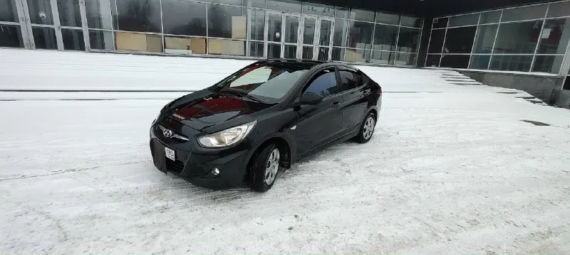 Hyundai solaris 2013г 1,6 механика 186т км авто в отличном состоянии. 4 стеклоподъёмника, электро зеркала, обогрев зеркал, сидений и лобового стекла. технически состояние хорошее без нюансов. полностью обслужен, сцепления новое, новый грм, свежий акб, кондиционер. прозрачная история, зелёная автотека, в заводском окрасе без дтп, сигнализация, магнитола, камера заднего вида. автомобиль полностью обслужен. сел и поехал. я хозяин переоформление в любом виде. 800000 руб торг. +79493409187 📞 звоните: +7(949)3409187 - фотография - 4