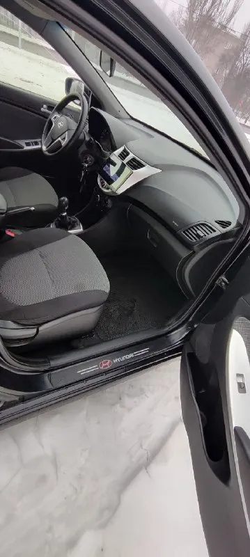 Hyundai solaris 2013г 1,6 механика 186т км авто в отличном состоянии. 4 стеклоподъёмника, электро зеркала, обогрев зеркал, сидений и лобового стекла. технически состояние хорошее без нюансов. полностью обслужен, сцепления новое, новый грм, свежий акб, кондиционер. прозрачная история, зелёная автотека, в заводском окрасе без дтп, сигнализация, магнитола, камера заднего вида. автомобиль полностью обслужен. сел и поехал. я хозяин переоформление в любом виде. 800000 руб торг. +79493409187 📞 звоните: +7(949)3409187 - фотография - 7