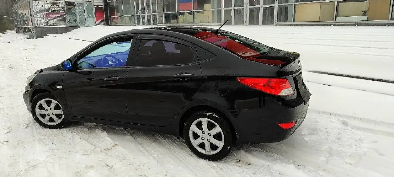 Hyundai solaris 2013г 1,6 механика 186т км авто в отличном состоянии. 4 стеклоподъёмника, электро зеркала, обогрев зеркал, сидений и лобового стекла. технически состояние хорошее без нюансов. полностью обслужен, сцепления новое, новый грм, свежий акб, кондиционер. прозрачная история, зелёная автотека, в заводском окрасе без дтп, сигнализация, магнитола, камера заднего вида. автомобиль полностью обслужен. сел и поехал. я хозяин переоформление в любом виде. 800000 руб торг. +79493409187 📞 звоните: +7(949)3409187 - фотография - 9