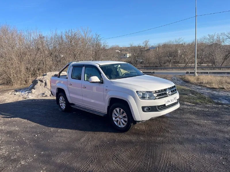 Продам volkswagen amarok 2013 года выпуска, комплектации sochi edition, с автосалона выехал в 2014 году. пробег 158000 тыс. км. 2 литра л. с.), кпп механика. автомобиль находится в отличном состоянии как по кузову так и по технике, в салоне как новый. пробег 100% родной. я второй собственник (вписан в птс), выезжал не часто, третья машина в семье, гаражное гранение, грузов не видел, бездорожье не видел, эксплуатируется бережно и с любовью, передняя часть в бронепленке, штатная вебасто (как с брелка, так и с салона), 5 тыс. назад был обслужен (ремень грм, помпа, ролики, масла: мотор, коробка, раздатка, редуктор и мост). летняя резина в комплекте, в отличном состоянии. рама в идеальном состоянии (без корозии), вин читается. кузов отполирован. документы кристально чистые. обоснованный торг приветствуется. территориально город алчевск. цена 2390000 🍋. обоснованный торг приветствуется. телефон для связи +79591978623 📞 звоните: +7(959)1978623 - фотография - 1