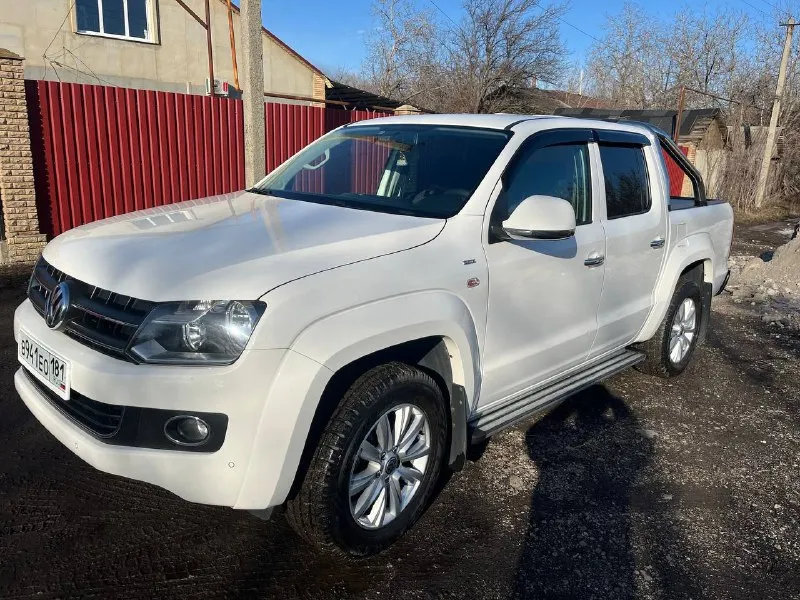 Продам volkswagen amarok 2013 года выпуска, комплектации sochi edition, с автосалона выехал в 2014 году. пробег 158000 тыс. км. 2 литра л. с.), кпп механика. автомобиль находится в отличном состоянии как по кузову так и по технике, в салоне как новый. пробег 100% родной. я второй собственник (вписан в птс), выезжал не часто, третья машина в семье, гаражное гранение, грузов не видел, бездорожье не видел, эксплуатируется бережно и с любовью, передняя часть в бронепленке, штатная вебасто (как с брелка, так и с салона), 5 тыс. назад был обслужен (ремень грм, помпа, ролики, масла: мотор, коробка, раздатка, редуктор и мост). летняя резина в комплекте, в отличном состоянии. рама в идеальном состоянии (без корозии), вин читается. кузов отполирован. документы кристально чистые. обоснованный торг приветствуется. территориально город алчевск. цена 2390000 🍋. обоснованный торг приветствуется. телефон для связи +79591978623 📞 звоните: +7(959)1978623 - фотография - 2