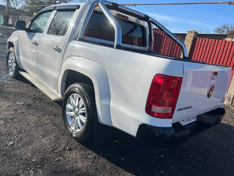 Продам volkswagen amarok 2013 года выпуска, комплектации sochi edition, с автосалона выехал в 2014 году. пробег 158000 тыс. км. 2 литра л. с.), кпп механика. автомобиль находится в отличном состоянии как по кузову так и по технике, в салоне как новый. пробег 100% родной. я второй собственник (вписан в птс), выезжал не часто, третья машина в семье, гаражное гранение, грузов не видел, бездорожье не видел, эксплуатируется бережно и с любовью, передняя часть в бронепленке, штатная вебасто (как с брелка, так и с салона), 5 тыс. назад был обслужен (ремень грм, помпа, ролики, масла: мотор, коробка, раздатка, редуктор и мост). летняя резина в комплекте, в отличном состоянии. рама в идеальном состоянии (без корозии), вин читается. кузов отполирован. документы кристально чистые. обоснованный торг приветствуется. территориально город алчевск. цена 2390000 🍋. обоснованный торг приветствуется. телефон для связи +79591978623 📞 звоните: +7(959)1978623 - фотография - 3