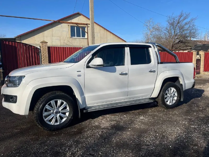 Продам volkswagen amarok 2013 года выпуска, комплектации sochi edition, с автосалона выехал в 2014 году. пробег 158000 тыс. км. 2 литра л. с.), кпп механика. автомобиль находится в отличном состоянии как по кузову так и по технике, в салоне как новый. пробег 100% родной. я второй собственник (вписан в птс), выезжал не часто, третья машина в семье, гаражное гранение, грузов не видел, бездорожье не видел, эксплуатируется бережно и с любовью, передняя часть в бронепленке, штатная вебасто (как с брелка, так и с салона), 5 тыс. назад был обслужен (ремень грм, помпа, ролики, масла: мотор, коробка, раздатка, редуктор и мост). летняя резина в комплекте, в отличном состоянии. рама в идеальном состоянии (без корозии), вин читается. кузов отполирован. документы кристально чистые. обоснованный торг приветствуется. территориально город алчевск. цена 2390000 🍋. обоснованный торг приветствуется. телефон для связи +79591978623 📞 звоните: +7(959)1978623 - фотография - 5