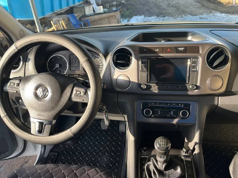 Продам volkswagen amarok 2013 года выпуска, комплектации sochi edition, с автосалона выехал в 2014 году. пробег 158000 тыс. км. 2 литра л. с.), кпп механика. автомобиль находится в отличном состоянии как по кузову так и по технике, в салоне как новый. пробег 100% родной. я второй собственник (вписан в птс), выезжал не часто, третья машина в семье, гаражное гранение, грузов не видел, бездорожье не видел, эксплуатируется бережно и с любовью, передняя часть в бронепленке, штатная вебасто (как с брелка, так и с салона), 5 тыс. назад был обслужен (ремень грм, помпа, ролики, масла: мотор, коробка, раздатка, редуктор и мост). летняя резина в комплекте, в отличном состоянии. рама в идеальном состоянии (без корозии), вин читается. кузов отполирован. документы кристально чистые. обоснованный торг приветствуется. территориально город алчевск. цена 2390000 🍋. обоснованный торг приветствуется. телефон для связи +79591978623 📞 звоните: +7(959)1978623 - фотография - 6