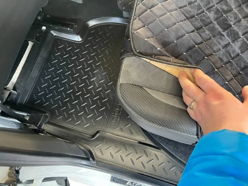 Продам volkswagen amarok 2013 года выпуска, комплектации sochi edition, с автосалона выехал в 2014 году. пробег 158000 тыс. км. 2 литра л. с.), кпп механика. автомобиль находится в отличном состоянии как по кузову так и по технике, в салоне как новый. пробег 100% родной. я второй собственник (вписан в птс), выезжал не часто, третья машина в семье, гаражное гранение, грузов не видел, бездорожье не видел, эксплуатируется бережно и с любовью, передняя часть в бронепленке, штатная вебасто (как с брелка, так и с салона), 5 тыс. назад был обслужен (ремень грм, помпа, ролики, масла: мотор, коробка, раздатка, редуктор и мост). летняя резина в комплекте, в отличном состоянии. рама в идеальном состоянии (без корозии), вин читается. кузов отполирован. документы кристально чистые. обоснованный торг приветствуется. территориально город алчевск. цена 2390000 🍋. обоснованный торг приветствуется. телефон для связи +79591978623 📞 звоните: +7(959)1978623 - фотография - 7