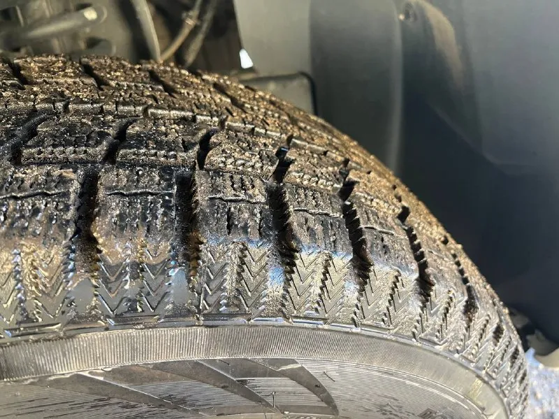 Продам volkswagen amarok 2013 года выпуска, комплектации sochi edition, с автосалона выехал в 2014 году. пробег 158000 тыс. км. 2 литра л. с.), кпп механика. автомобиль находится в отличном состоянии как по кузову так и по технике, в салоне как новый. пробег 100% родной. я второй собственник (вписан в птс), выезжал не часто, третья машина в семье, гаражное гранение, грузов не видел, бездорожье не видел, эксплуатируется бережно и с любовью, передняя часть в бронепленке, штатная вебасто (как с брелка, так и с салона), 5 тыс. назад был обслужен (ремень грм, помпа, ролики, масла: мотор, коробка, раздатка, редуктор и мост). летняя резина в комплекте, в отличном состоянии. рама в идеальном состоянии (без корозии), вин читается. кузов отполирован. документы кристально чистые. обоснованный торг приветствуется. территориально город алчевск. цена 2390000 🍋. обоснованный торг приветствуется. телефон для связи +79591978623 📞 звоните: +7(959)1978623 - фотография - 8