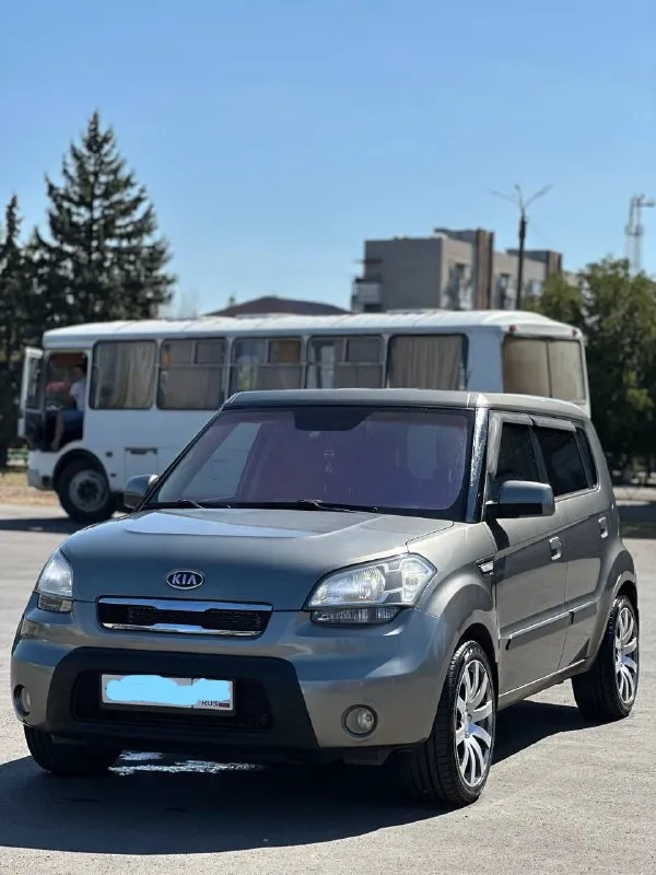 Продам kia soul 🔥 год выпуска:2009🔥 пробег, км:213400 (оригинал) 🔥 модификация:1.6 mт (124 л. с.)🔥 тип двигателя:бензин🔥 коробка передач :механика 🔥 привод:передний🔥 тип кузова : хетчбек 5-дверный🔥 koмплeктaция: comfort🔥 цвет:серый 🔥 3 собственника. в заводском окрасе! в продаже kia soul в идеальном техническом и внешнем состоянием. цепной двигатель-в идеальном состоянии, заводится с пол оборота, работает тихо, без каких-либо шумов. мкпп-в идеальном состоянии, все передачи включаются мягко, без хрустов, ничего не выбивает. по ходовой-абсолютно делать ничего не нужно, машина мягкая, дорогу чувствует уверенно. по электрике работает всё до каждой кнопки. по кузову-без рыжиков и всего прочего. так же имеется видео, по просьбе отправлю для более лучшего осмотра авто. готов к выезду в любой сервис по вашему желанию. многое могу не описать. при встречу всё расскажу и покажу. цена:799.999 тысяч возможен пригон по договоренности. возможен обмен. номер для связи: +79495752024 - фотография - 1