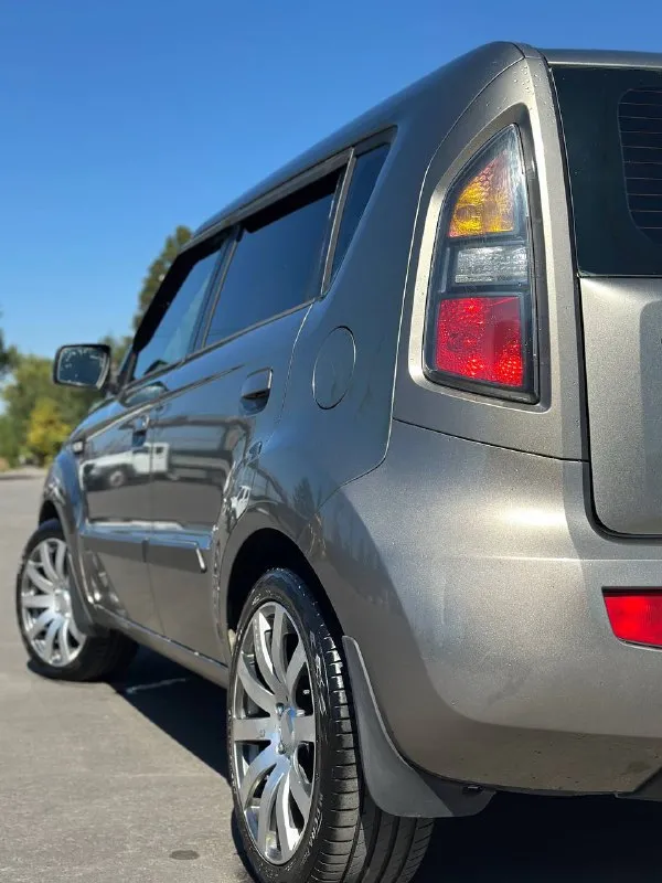 Продам kia soul 🔥 год выпуска:2009🔥 пробег, км:213400 (оригинал) 🔥 модификация:1.6 mт (124 л. с.)🔥 тип двигателя:бензин🔥 коробка передач :механика 🔥 привод:передний🔥 тип кузова : хетчбек 5-дверный🔥 koмплeктaция: comfort🔥 цвет:серый 🔥 3 собственника. в заводском окрасе! в продаже kia soul в идеальном техническом и внешнем состоянием. цепной двигатель-в идеальном состоянии, заводится с пол оборота, работает тихо, без каких-либо шумов. мкпп-в идеальном состоянии, все передачи включаются мягко, без хрустов, ничего не выбивает. по ходовой-абсолютно делать ничего не нужно, машина мягкая, дорогу чувствует уверенно. по электрике работает всё до каждой кнопки. по кузову-без рыжиков и всего прочего. так же имеется видео, по просьбе отправлю для более лучшего осмотра авто. готов к выезду в любой сервис по вашему желанию. многое могу не описать. при встречу всё расскажу и покажу. цена:799.999 тысяч возможен пригон по договоренности. возможен обмен. номер для связи: +79495752024 - фотография - 10