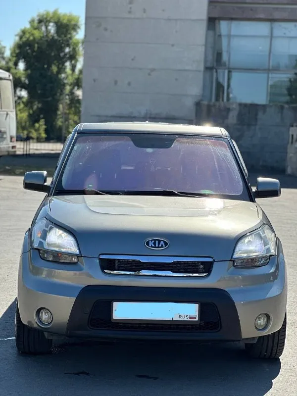 Продам kia soul 🔥 год выпуска:2009🔥 пробег, км:213400 (оригинал) 🔥 модификация:1.6 mт (124 л. с.)🔥 тип двигателя:бензин🔥 коробка передач :механика 🔥 привод:передний🔥 тип кузова : хетчбек 5-дверный🔥 koмплeктaция: comfort🔥 цвет:серый 🔥 3 собственника. в заводском окрасе! в продаже kia soul в идеальном техническом и внешнем состоянием. цепной двигатель-в идеальном состоянии, заводится с пол оборота, работает тихо, без каких-либо шумов. мкпп-в идеальном состоянии, все передачи включаются мягко, без хрустов, ничего не выбивает. по ходовой-абсолютно делать ничего не нужно, машина мягкая, дорогу чувствует уверенно. по электрике работает всё до каждой кнопки. по кузову-без рыжиков и всего прочего. так же имеется видео, по просьбе отправлю для более лучшего осмотра авто. готов к выезду в любой сервис по вашему желанию. многое могу не описать. при встречу всё расскажу и покажу. цена:799.999 тысяч возможен пригон по договоренности. возможен обмен. номер для связи: +79495752024 - фотография - 2