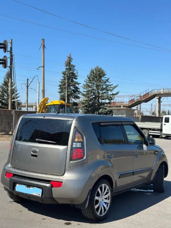 Продам kia soul 🔥 год выпуска:2009🔥 пробег, км:213400 (оригинал) 🔥 модификация:1.6 mт (124 л. с.)🔥 тип двигателя:бензин🔥 коробка передач :механика 🔥 привод:передний🔥 тип кузова : хетчбек 5-дверный🔥 koмплeктaция: comfort🔥 цвет:серый 🔥 3 собственника. в заводском окрасе! в продаже kia soul в идеальном техническом и внешнем состоянием. цепной двигатель-в идеальном состоянии, заводится с пол оборота, работает тихо, без каких-либо шумов. мкпп-в идеальном состоянии, все передачи включаются мягко, без хрустов, ничего не выбивает. по ходовой-абсолютно делать ничего не нужно, машина мягкая, дорогу чувствует уверенно. по электрике работает всё до каждой кнопки. по кузову-без рыжиков и всего прочего. так же имеется видео, по просьбе отправлю для более лучшего осмотра авто. готов к выезду в любой сервис по вашему желанию. многое могу не описать. при встречу всё расскажу и покажу. цена:799.999 тысяч возможен пригон по договоренности. возможен обмен. номер для связи: +79495752024 - фотография - 3