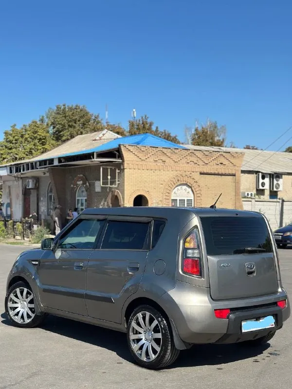 Продам kia soul 🔥 год выпуска:2009🔥 пробег, км:213400 (оригинал) 🔥 модификация:1.6 mт (124 л. с.)🔥 тип двигателя:бензин🔥 коробка передач :механика 🔥 привод:передний🔥 тип кузова : хетчбек 5-дверный🔥 koмплeктaция: comfort🔥 цвет:серый 🔥 3 собственника. в заводском окрасе! в продаже kia soul в идеальном техническом и внешнем состоянием. цепной двигатель-в идеальном состоянии, заводится с пол оборота, работает тихо, без каких-либо шумов. мкпп-в идеальном состоянии, все передачи включаются мягко, без хрустов, ничего не выбивает. по ходовой-абсолютно делать ничего не нужно, машина мягкая, дорогу чувствует уверенно. по электрике работает всё до каждой кнопки. по кузову-без рыжиков и всего прочего. так же имеется видео, по просьбе отправлю для более лучшего осмотра авто. готов к выезду в любой сервис по вашему желанию. многое могу не описать. при встречу всё расскажу и покажу. цена:799.999 тысяч возможен пригон по договоренности. возможен обмен. номер для связи: +79495752024 - фотография - 4