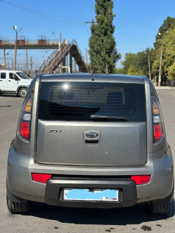 Продам kia soul 🔥 год выпуска:2009🔥 пробег, км:213400 (оригинал) 🔥 модификация:1.6 mт (124 л. с.)🔥 тип двигателя:бензин🔥 коробка передач :механика 🔥 привод:передний🔥 тип кузова : хетчбек 5-дверный🔥 koмплeктaция: comfort🔥 цвет:серый 🔥 3 собственника. в заводском окрасе! в продаже kia soul в идеальном техническом и внешнем состоянием. цепной двигатель-в идеальном состоянии, заводится с пол оборота, работает тихо, без каких-либо шумов. мкпп-в идеальном состоянии, все передачи включаются мягко, без хрустов, ничего не выбивает. по ходовой-абсолютно делать ничего не нужно, машина мягкая, дорогу чувствует уверенно. по электрике работает всё до каждой кнопки. по кузову-без рыжиков и всего прочего. так же имеется видео, по просьбе отправлю для более лучшего осмотра авто. готов к выезду в любой сервис по вашему желанию. многое могу не описать. при встречу всё расскажу и покажу. цена:799.999 тысяч возможен пригон по договоренности. возможен обмен. номер для связи: +79495752024 - фотография - 5