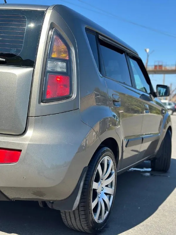 Продам kia soul 🔥 год выпуска:2009🔥 пробег, км:213400 (оригинал) 🔥 модификация:1.6 mт (124 л. с.)🔥 тип двигателя:бензин🔥 коробка передач :механика 🔥 привод:передний🔥 тип кузова : хетчбек 5-дверный🔥 koмплeктaция: comfort🔥 цвет:серый 🔥 3 собственника. в заводском окрасе! в продаже kia soul в идеальном техническом и внешнем состоянием. цепной двигатель-в идеальном состоянии, заводится с пол оборота, работает тихо, без каких-либо шумов. мкпп-в идеальном состоянии, все передачи включаются мягко, без хрустов, ничего не выбивает. по ходовой-абсолютно делать ничего не нужно, машина мягкая, дорогу чувствует уверенно. по электрике работает всё до каждой кнопки. по кузову-без рыжиков и всего прочего. так же имеется видео, по просьбе отправлю для более лучшего осмотра авто. готов к выезду в любой сервис по вашему желанию. многое могу не описать. при встречу всё расскажу и покажу. цена:799.999 тысяч возможен пригон по договоренности. возможен обмен. номер для связи: +79495752024 - фотография - 9