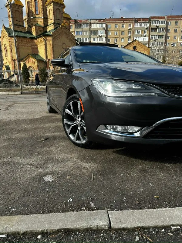 Крайслер 200с 2.4(миллионник). айсин 9 скоростей. машина в хорошем состоянии. двигатель полностью обслужен и откапитален. заказ наряд и фото присутствуют. все масла фильтра и тд поменяно. ходовка мячик. все поменяно. автомобиль полностью обслужен. 19 оригинальные диски 2 комплекта колес. по комплектации. оригинал алпайн. с сабвуфером. голосовой помощник и управление автомобилем с телефона. 2х зонный мультируль. 2ух зонный климат. понарама с люком. память сидений. без ключевой доступ. с автозапуском. кожаный салон. обдув и подогрев сидений. подогрев руля. пробег подвержен по всем блокам. машинка выглядит очень достойно. это лучшее что можно найти за эти деньги. звоните подробнее расскажу.1.350₽ +79495213387 📞 звоните: +7(949)5213387 - фотография - 1