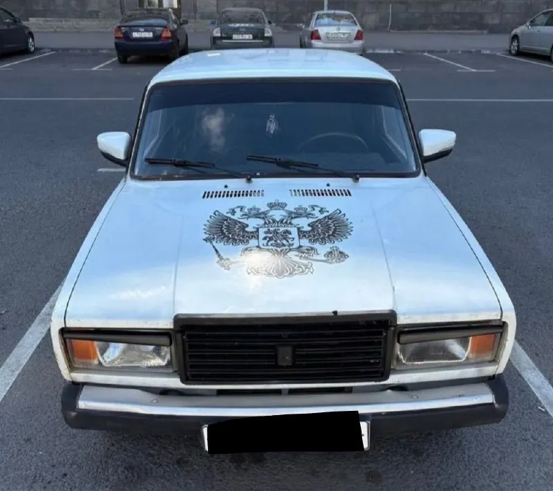 Продам ваз 2107 год выпуска 2006 инжектор на 5+ коробка 5 ступка на 5+ ходовка на 5 по электрике все работает стоит хороший свет стоит музыка 🎵 уселитель на колонки. по авто много чего с делано по документам стс птс договор авто на учете авто находится в макеевке цена 155 торг +7 949 077 0273 связь миранда также телеграмм, ,, 📞 звоните: +7(949)0770273 - фотография - 1