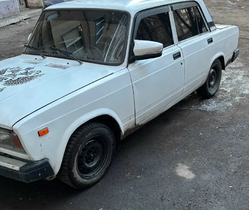 Продам ваз 2107 год выпуска 2006 инжектор на 5+ коробка 5 ступка на 5+ ходовка на 5 по электрике все работает стоит хороший свет стоит музыка 🎵 уселитель на колонки. по авто много чего с делано по документам стс птс договор авто на учете авто находится в макеевке цена 155 торг +7 949 077 0273 связь миранда также телеграмм, ,, 📞 звоните: +7(949)0770273 - фотография - 3