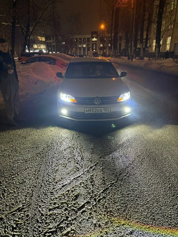 Продам volkswagen jetta sport свой личный автомобиль один хозяин в рф 2015 год двигатель: 1.8tsi gen3(замена масла каждые 6-7тыс км ) коробка:надежный 6-ступенчатый автомат aisin (не dsg) пробег 161000 км оригинал, любые проверки, на любом сто машина на 180 регионе отличное состояние, машина обслуженная, было заменено масло, фильтра. никаких вложений старт стоп черный потолок кондиционер подогрев сидений подогрев зеркал кожаный салон и руль камера заднего вида круиз контроль бортовой компьюте эл, стеклопакет диски r17 стоит шикарная дорогая оптика цена 1.5🍋 осмотр г. шахтерск +7 (949) 323-09-86 +7 925 675-38-61 📞 звоните: +7(949)3230986 - фотография - 2