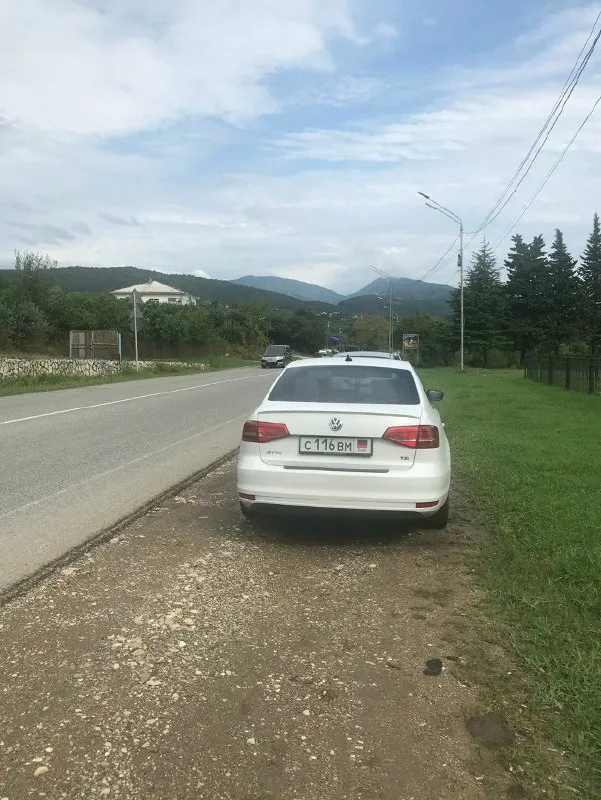 Продам volkswagen jetta sport свой личный автомобиль один хозяин в рф 2015 год двигатель: 1.8tsi gen3(замена масла каждые 6-7тыс км ) коробка:надежный 6-ступенчатый автомат aisin (не dsg) пробег 161000 км оригинал, любые проверки, на любом сто машина на 180 регионе отличное состояние, машина обслуженная, было заменено масло, фильтра. никаких вложений старт стоп черный потолок кондиционер подогрев сидений подогрев зеркал кожаный салон и руль камера заднего вида круиз контроль бортовой компьюте эл, стеклопакет диски r17 стоит шикарная дорогая оптика цена 1.5🍋 осмотр г. шахтерск +7 (949) 323-09-86 +7 925 675-38-61 📞 звоните: +7(949)3230986 - фотография - 3