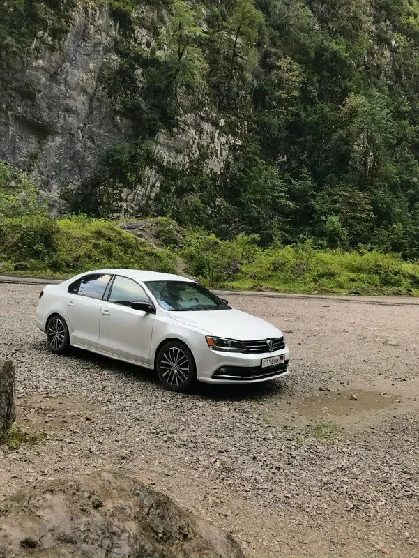 Продам volkswagen jetta sport свой личный автомобиль один хозяин в рф 2015 год двигатель: 1.8tsi gen3(замена масла каждые 6-7тыс км ) коробка:надежный 6-ступенчатый автомат aisin (не dsg) пробег 161000 км оригинал, любые проверки, на любом сто машина на 180 регионе отличное состояние, машина обслуженная, было заменено масло, фильтра. никаких вложений старт стоп черный потолок кондиционер подогрев сидений подогрев зеркал кожаный салон и руль камера заднего вида круиз контроль бортовой компьюте эл, стеклопакет диски r17 стоит шикарная дорогая оптика цена 1.5🍋 осмотр г. шахтерск +7 (949) 323-09-86 +7 925 675-38-61 📞 звоните: +7(949)3230986 - фотография - 4