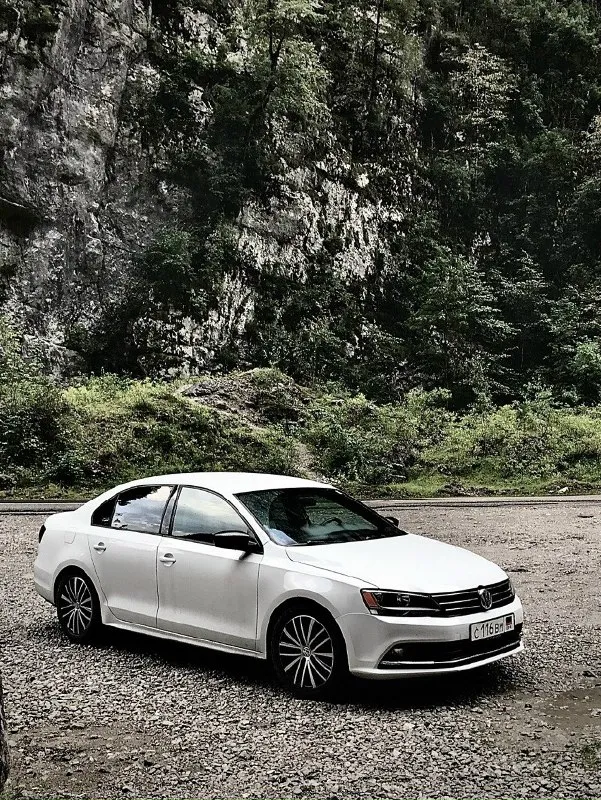 Продам volkswagen jetta sport свой личный автомобиль один хозяин в рф 2015 год двигатель: 1.8tsi gen3(замена масла каждые 6-7тыс км ) коробка:надежный 6-ступенчатый автомат aisin (не dsg) пробег 161000 км оригинал, любые проверки, на любом сто машина на 180 регионе отличное состояние, машина обслуженная, было заменено масло, фильтра. никаких вложений старт стоп черный потолок кондиционер подогрев сидений подогрев зеркал кожаный салон и руль камера заднего вида круиз контроль бортовой компьюте эл, стеклопакет диски r17 стоит шикарная дорогая оптика цена 1.5🍋 осмотр г. шахтерск +7 (949) 323-09-86 +7 925 675-38-61 📞 звоните: +7(949)3230986 - фотография - 5