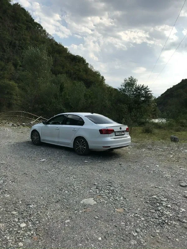 Продам volkswagen jetta sport свой личный автомобиль один хозяин в рф 2015 год двигатель: 1.8tsi gen3(замена масла каждые 6-7тыс км ) коробка:надежный 6-ступенчатый автомат aisin (не dsg) пробег 161000 км оригинал, любые проверки, на любом сто машина на 180 регионе отличное состояние, машина обслуженная, было заменено масло, фильтра. никаких вложений старт стоп черный потолок кондиционер подогрев сидений подогрев зеркал кожаный салон и руль камера заднего вида круиз контроль бортовой компьюте эл, стеклопакет диски r17 стоит шикарная дорогая оптика цена 1.5🍋 осмотр г. шахтерск +7 (949) 323-09-86 +7 925 675-38-61 📞 звоните: +7(949)3230986 - фотография - 6