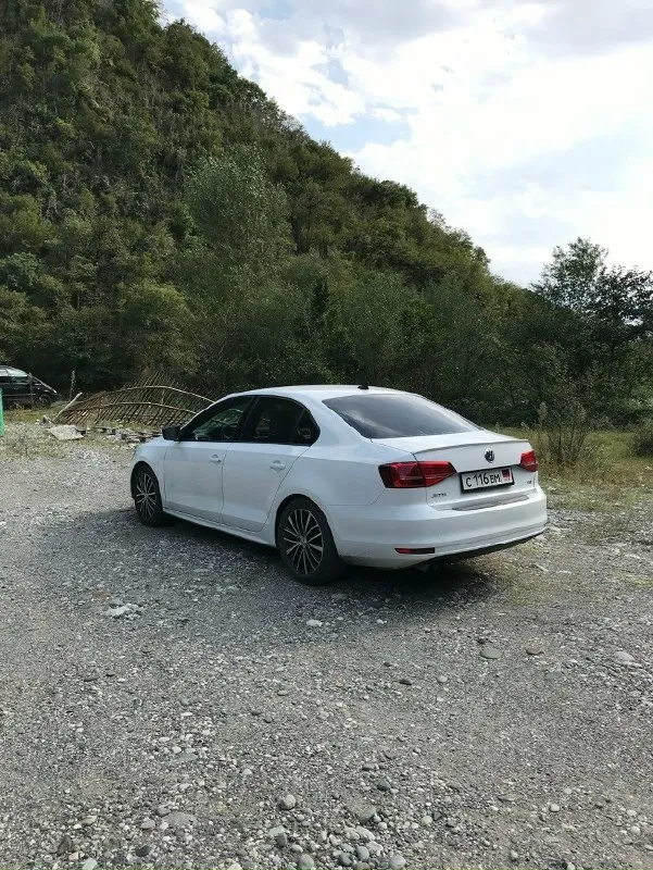 Продам volkswagen jetta sport свой личный автомобиль один хозяин в рф 2015 год двигатель: 1.8tsi gen3(замена масла каждые 6-7тыс км ) коробка:надежный 6-ступенчатый автомат aisin (не dsg) пробег 161000 км оригинал, любые проверки, на любом сто машина на 180 регионе отличное состояние, машина обслуженная, было заменено масло, фильтра. никаких вложений старт стоп черный потолок кондиционер подогрев сидений подогрев зеркал кожаный салон и руль камера заднего вида круиз контроль бортовой компьюте эл, стеклопакет диски r17 стоит шикарная дорогая оптика цена 1.5🍋 осмотр г. шахтерск +7 (949) 323-09-86 +7 925 675-38-61 📞 звоните: +7(949)3230986 - фотография - 7