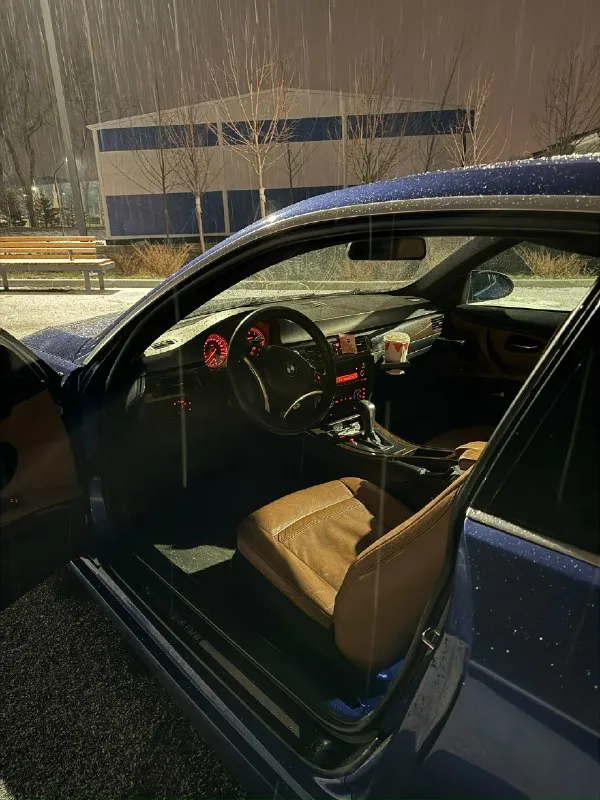 Продам bmw e92 330i серии в кузове купе, 2008 года выпуска. задний привод и мощный двигатель 3.0 ат... - фотография