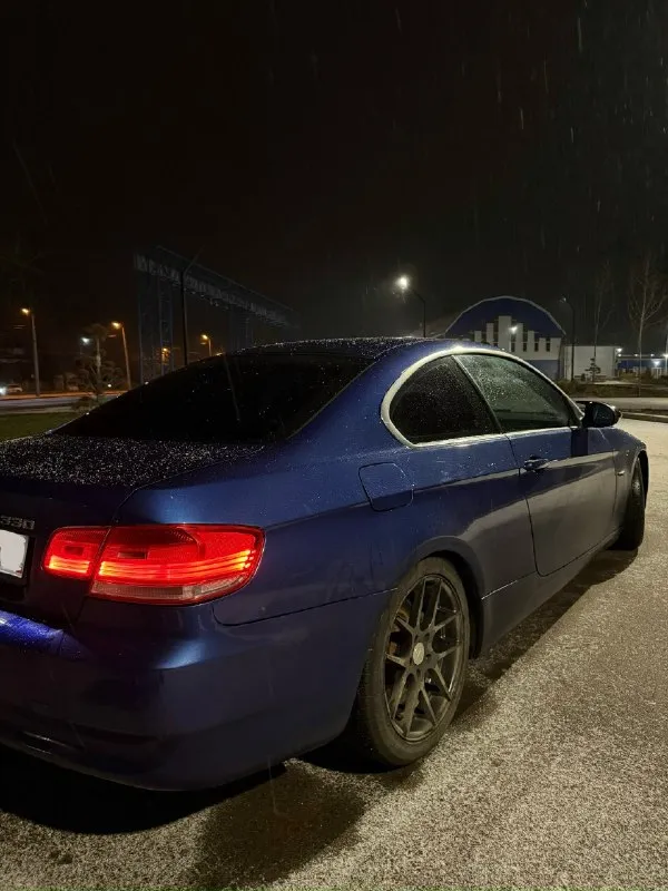 Продам bmw e92 330i серии в кузове купе, 2008 года выпуска. задний привод и мощный двигатель 3.0 ат (272л. с). зеленая автотека. пробег 226 700км. кузов в отличном состоянии, без сколов и царапин. хорошая комплектация с кожаным коричневым салоном, память сидений, подогревом сидений, климат контроль, черным потолком, адаптивная оптика. подвеска перебрана и стоит на койловерах, в комплекте отдам новые стойки( если на койловерах будет сильно жесткая можно поменять на обычные), резина новая летняя ( по электронике работает все). из минусов: просел потолок после химчистки, и трещина на лобовом стекле. обоснованный торг после осмотра машины. документы в полном порядке, запретов и ограничений нет. звонить по номеру телефона +79495854327 цена 1450000₽ 📞 звоните: +7(949)5854327 - фотография - 3