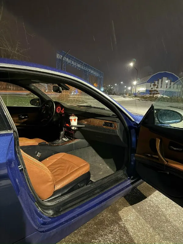 Продам bmw e92 330i серии в кузове купе, 2008 года выпуска. задний привод и мощный двигатель 3.0 ат (272л. с). зеленая автотека. пробег 226 700км. кузов в отличном состоянии, без сколов и царапин. хорошая комплектация с кожаным коричневым салоном, память сидений, подогревом сидений, климат контроль, черным потолком, адаптивная оптика. подвеска перебрана и стоит на койловерах, в комплекте отдам новые стойки( если на койловерах будет сильно жесткая можно поменять на обычные), резина новая летняя ( по электронике работает все). из минусов: просел потолок после химчистки, и трещина на лобовом стекле. обоснованный торг после осмотра машины. документы в полном порядке, запретов и ограничений нет. звонить по номеру телефона +79495854327 цена 1450000₽ 📞 звоните: +7(949)5854327 - фотография - 4